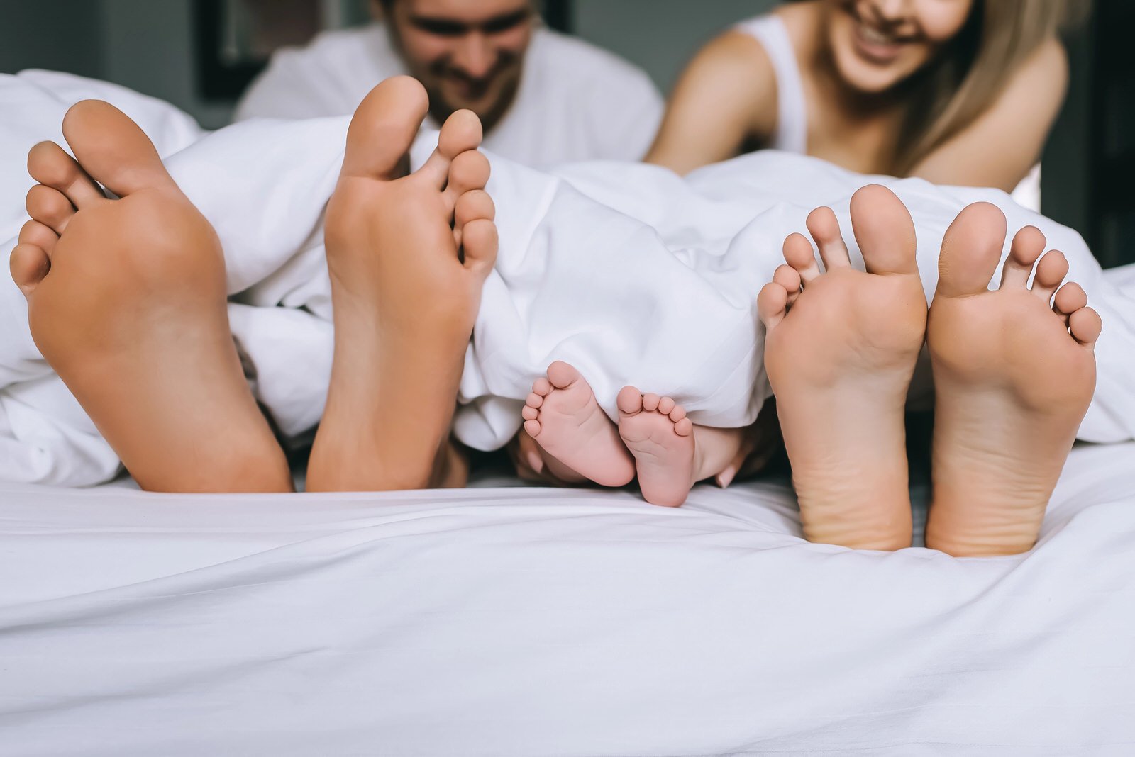 Kindervoeten tussen voeten ouders